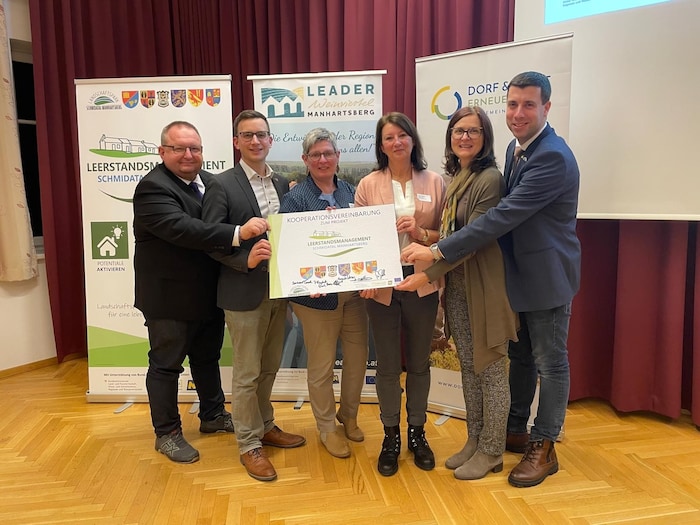 DIe Kommunenchefs der Region zeigen stolz das Projektübereinkommen her.