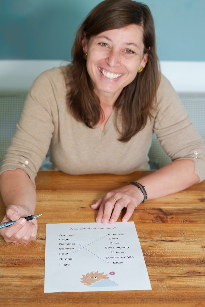 Was gehört zusammen? Auch solche Spiele gehören zum Programm der Demenztrainerin.