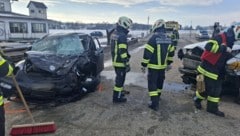 Insgesamt 18 Feuerwehrleute aus Bruck Waasen standen nach der heftigen Kollision zwischen dem ...
