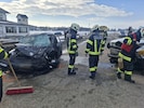 Insgesamt 18 Feuerwehrleute aus Bruck Waasen standen nach der heftigen Kollision zwischen dem ...