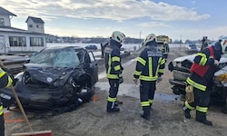 Insgesamt 18 Feuerwehrleute aus Bruck Waasen standen nach der heftigen Kollision zwischen dem ...