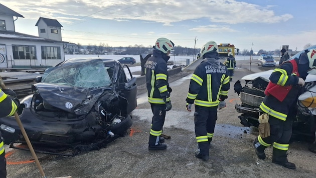 Insgesamt 18 Feuerwehrleute aus Bruck Waasen standen nach der heftigen Kollision zwischen dem ...
