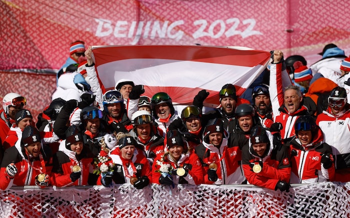 Katharina Truppe (3. von links vorne) carvte im Parallelbewerb mit ihren Kollegen zu Gold.