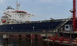 Dieses Archivbild aus dem Jahr 2023 zeigt einen russischen Öltanker im Hafen von Karatschi in ...