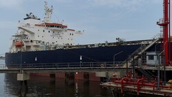 Dieses Archivbild aus dem Jahr 2023 zeigt einen russischen Öltanker im Hafen von Karatschi in ...