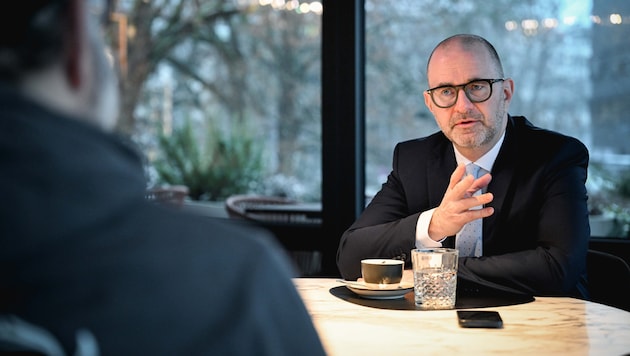 Der frühe Vogel fängt den Wurm: Bereits um 8 Uhr früh traf sich der Linzer Bürgermeister Dietmar ...