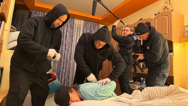 Die Sekunden, als der 79-jährige Hotelier überwältigt wurde