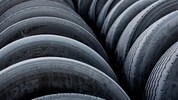 Tonnenweise Altreifen wollte der Händler nach Nigeria exportieren, doch der Zoll machte ihm ...