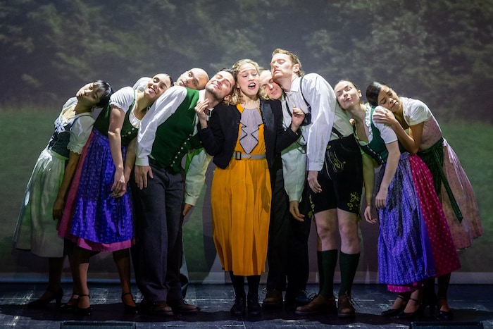 Katharina Gorgi (Mitte) als Maria Rainer mit Ensemble