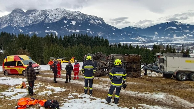 Der Lenker des Fahrzeugs wurde unbestimmten Grades verletzt.