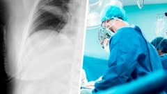 Die Ärzte rieten der Frau zu einer raschen OP – das Röntgenbild zeigt die 21 Klammern nach dem ...