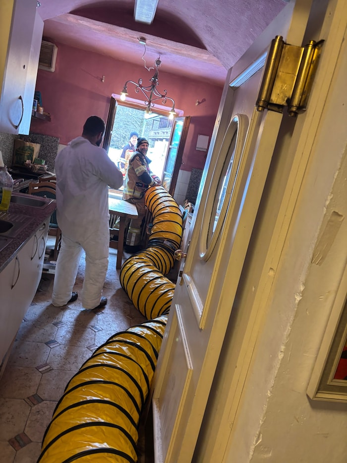 Einsatzkräfte im betroffenen Haus: Öl wurde abgepumpt und die Räume wurden belüftet.