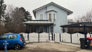 Die 66-Jährige liegt nach der Messerattacke im Haus noch im künstlichen Koma.