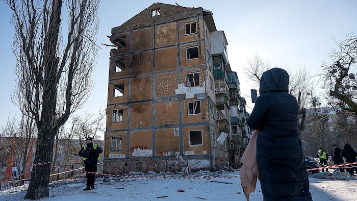 Während in Abu Dhabi verhandelt wird, gehen die Angriffe weiter.