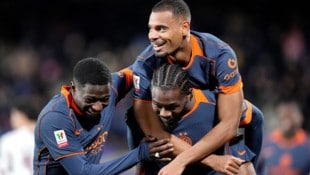 Andy Diouf feiert mit seinen Kollegen.