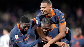 Andy Diouf feiert mit seinen Kollegen.