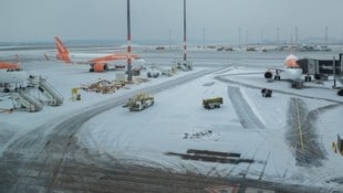Am Flughafen BER ist der Flugverkehr aufgrund der Witterung Donnerstagfrüh eingestellt worden.