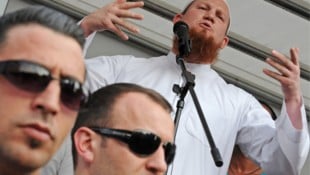 Umstrittene Islam-Prediger treten immer wieder öffentlich auf – aber besonders im Internet sind ...