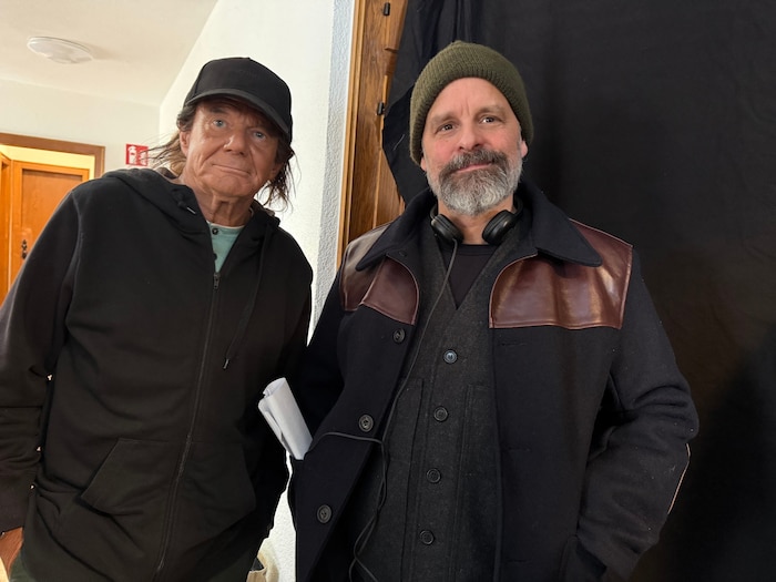 Schauspieler Johannes Seilern (links) ähnelt dem Opfer sehr, rechts Produzent Andreas ...