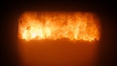 Wenn man in der Müllverbrennungsanlage Spittelau eine stählerne Schutzklappe öffnet, kann man ...