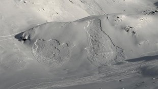 Diese beiden Schneebretter im Paznauntal wurden vermutlich aus der Entfernung ausgelöst.
