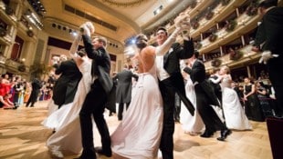Alles Walzer! Für den glänzenden Auftritt am Opernball gibt es eine Vielzahl an modischen ...