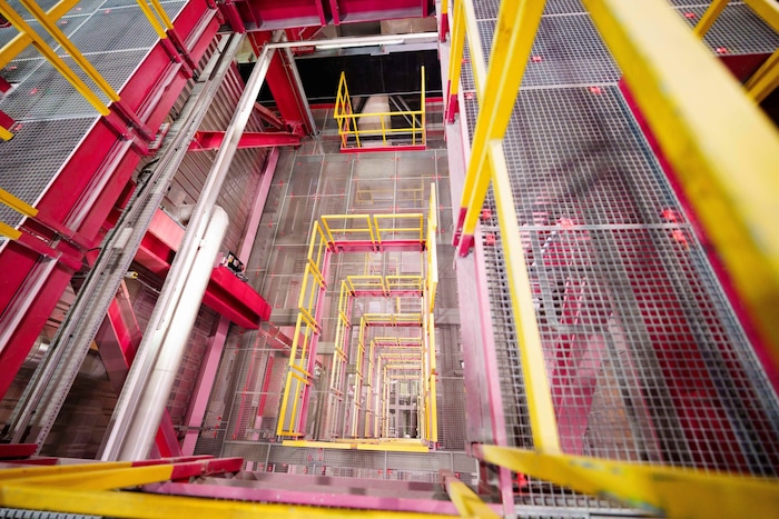 Wer in der Spittelau arbeitet, sollte schwindelfrei sein. Durch den Gitterrost blickt man acht ...