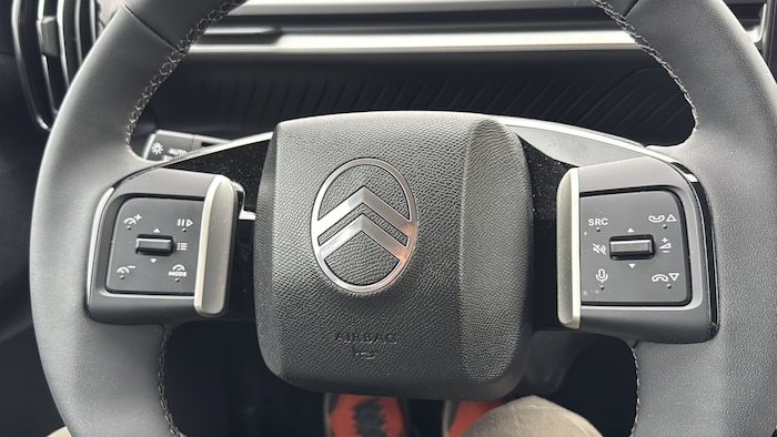 Die Tasten am Lenkrad sind leicht zu bedienen und geben keine Rätsel auf.