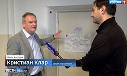 Direktor Klar mit dem russischen Reporter in der Schule
