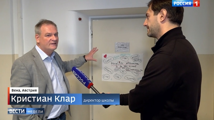 Direktor Klar mit dem russischen Reporter in der Schule