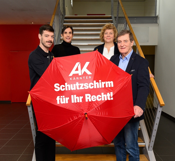 Spannen den Schutzschirm auf: Maximilian Turrini, AK-Direktorin Susanne Kißlinger, Irene ...