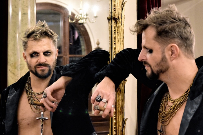 Philipp Hochmair ist im burgenländischen Theater nicht erwünscht.