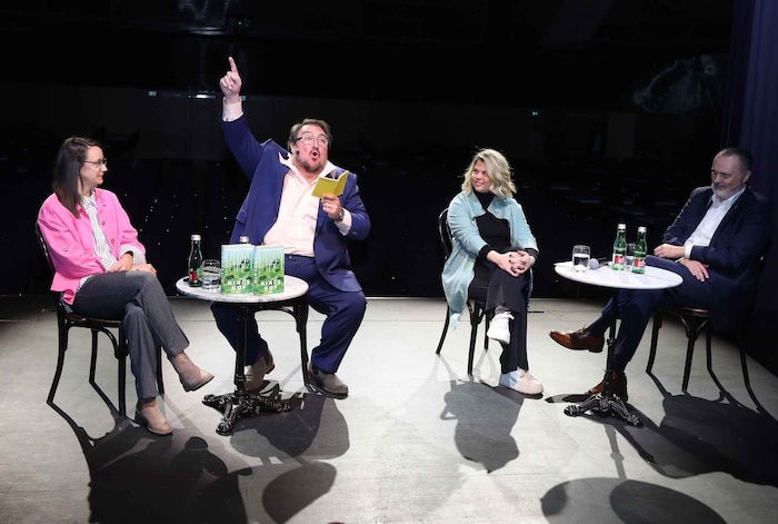 Krutzler sorgte beim Pressegespräch gleich für einen bühnenreifen Auftritt.