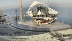 Die Seebühne nimmt langsam Gestalt an, nach und nach werden die einzelnen Splitter am ...