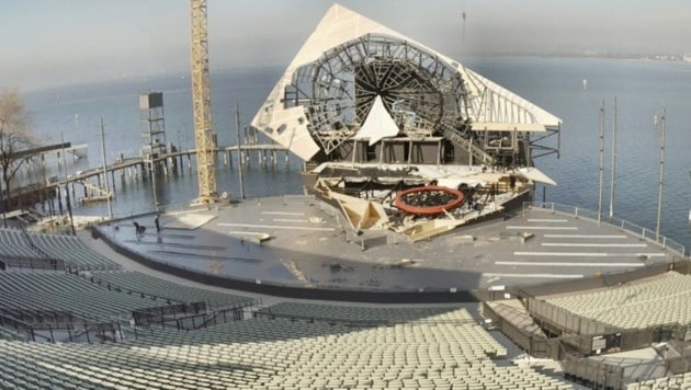 Die Seebühne nimmt langsam Gestalt an, nach und nach werden die einzelnen Splitter am ...