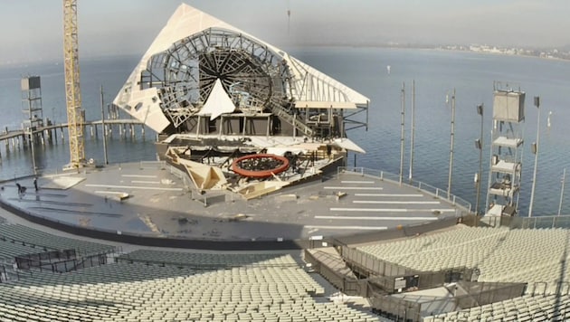 Die Seebühne nimmt langsam Gestalt an, nach und nach werden die einzelnen Splitter am ...