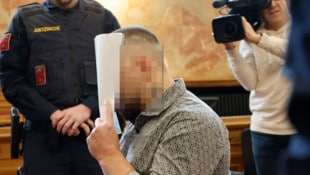 Der Mordangeklagte versteckte im Verhandlungssaal sein Gesicht vor den Kameras.