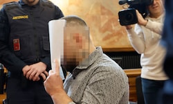Der Mordangeklagte versteckte im Verhandlungssaal sein Gesicht vor den Kameras.