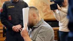 Der Mordangeklagte versteckte im Verhandlungssaal sein Gesicht vor den Kameras.