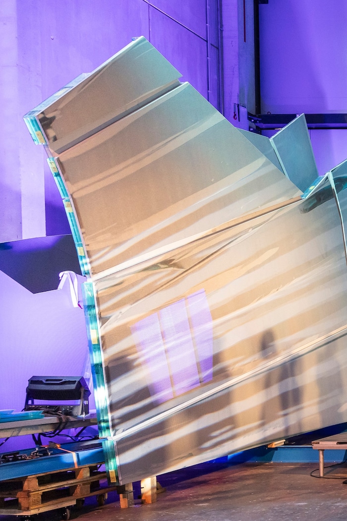 Einer der Glassplitter des Bühnenbilds