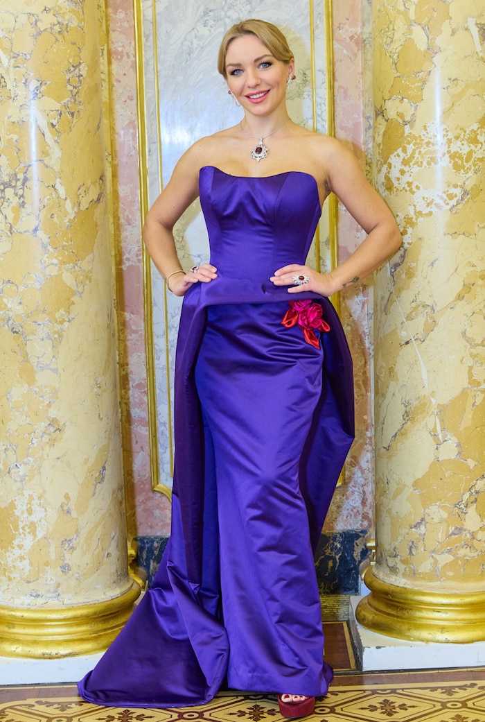 Ein Traum in „Violetta Valery“: Raffinierte Details vervollständigen den Look.