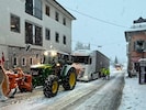 Ein Lkw kam wegen des Schnees nicht mehr weiter. Mittels Traktoren musste weitergeholfen werden.