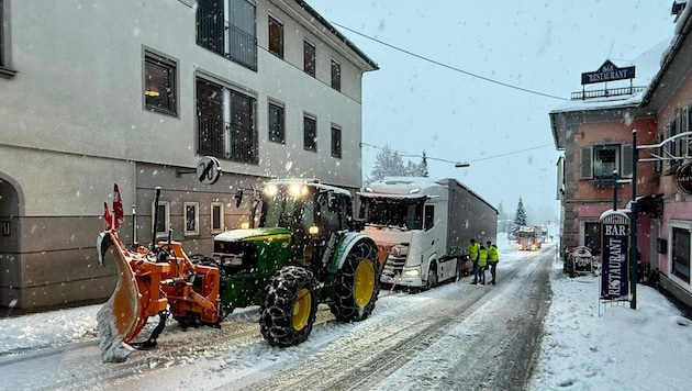 Ein Lkw kam wegen des Schnees nicht mehr weiter. Mittels Traktoren musste weitergeholfen werden.