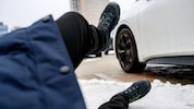 Der Pensionist rutschte am Weg zu einer Schneiderei aus.