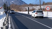 Warum hier 50 km/h? Die Lenkerin wurde wie andere vom Radar (rechts am Straßenrand) erfasst.