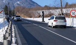 Warum hier 50 km/h? Die Lenkerin wurde wie andere vom Radar (rechts am Straßenrand) erfasst.
