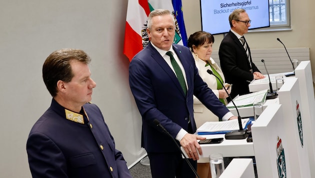 Landeshauptmann Kunasek und Stellvertreterin Khom nach dem Gipfel, flankiert von Polizeidirektor ...