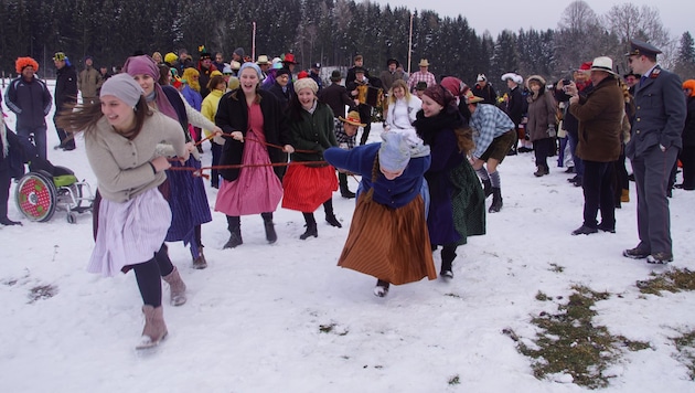 Die Braut Nane und die feschen Jungfrauen als gute Geister stehen für den Frühling.