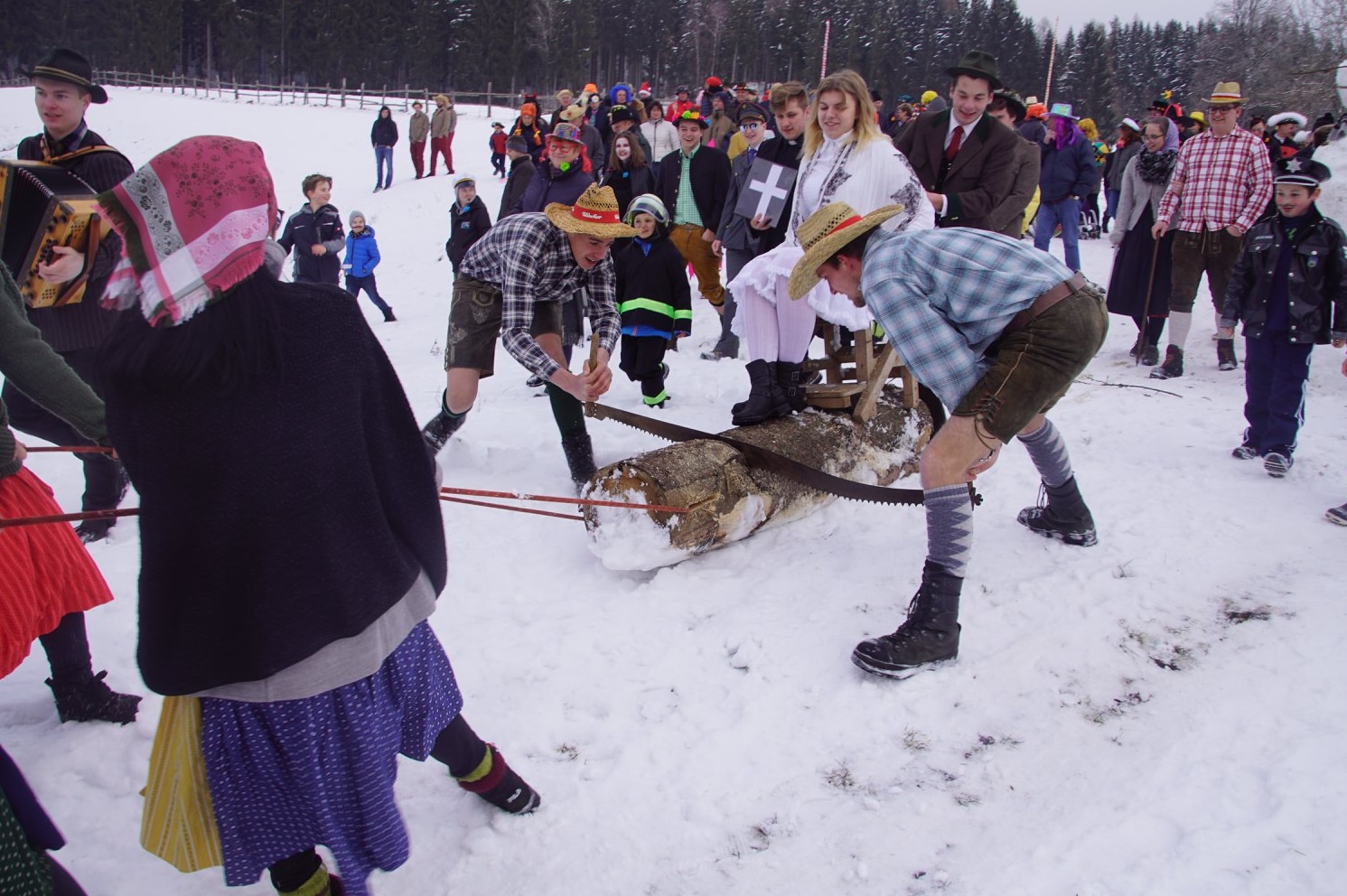 Die Weiber rund um den Michl ziehen den Bloch, auf dem die Nane sitzt – auch vor Jahren, als ...