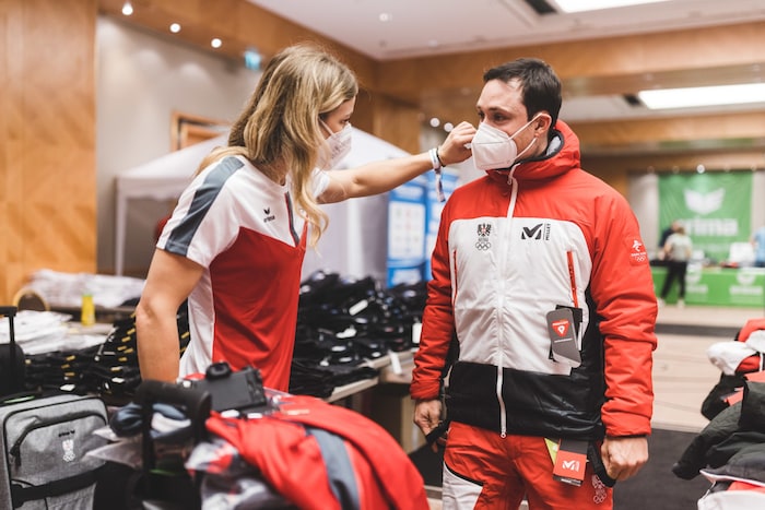 Trotz Maske und Co. erkrankte Sabine vor vier Jahren in Peking an Corona, musste die olympischen ...